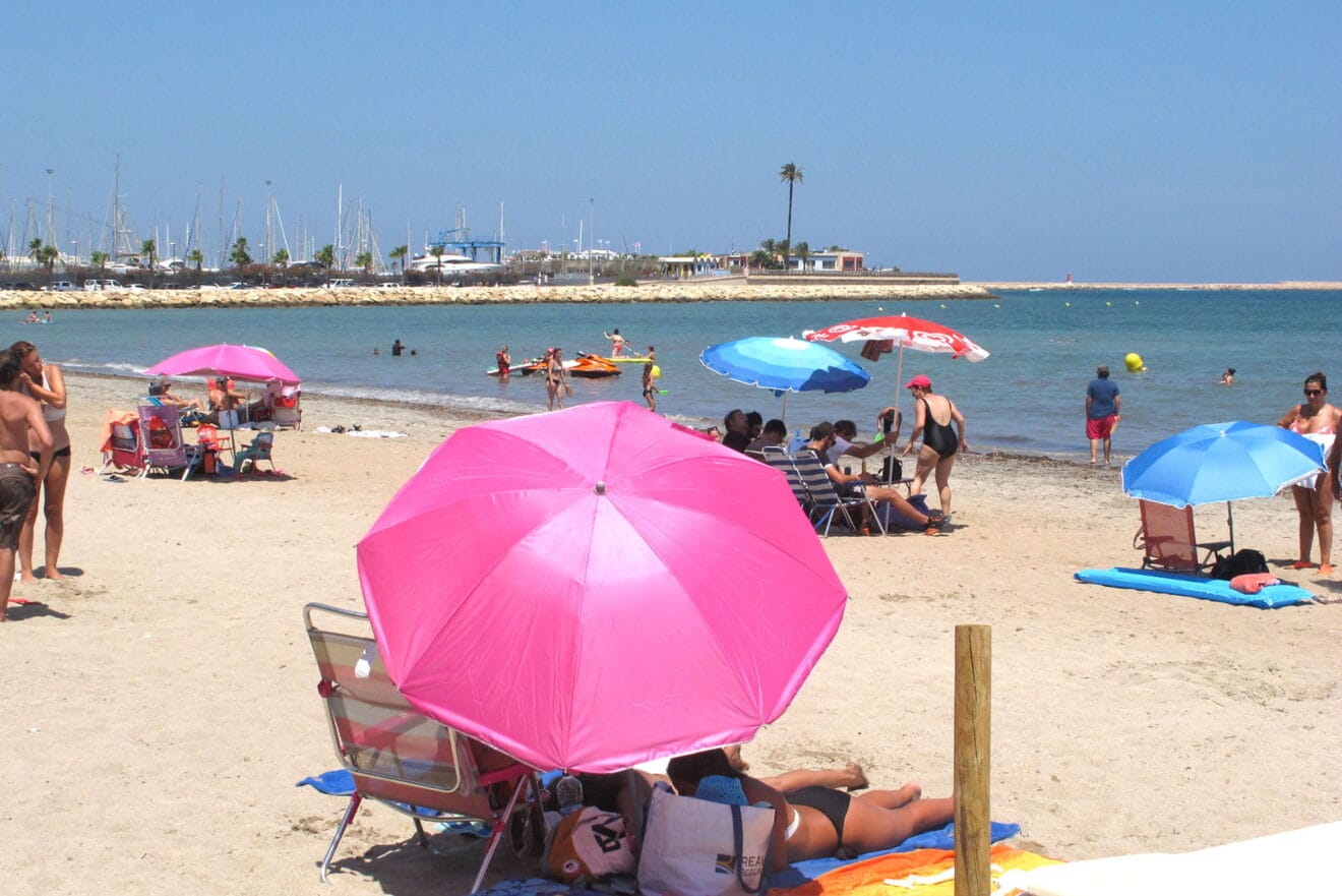 La playa de la Marineta Cassiana con la moto de salvamento al fondo