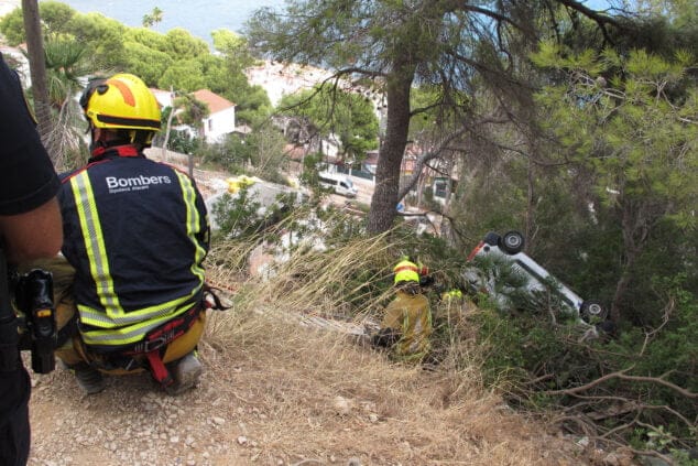 Imagen: Los bomberos intentan extraer al herido