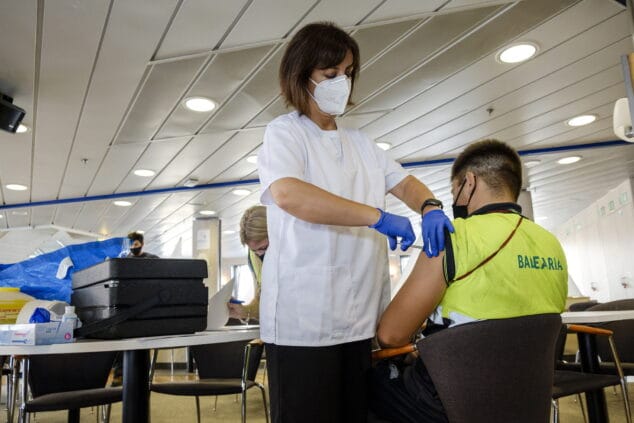 Baleària tendrá todas sus tripulaciones vacunadas esta semana gracias a su plan de vacunación adicional 1 Imagen: Los tripulantes de los buques que operan con Baleares están ya vacunados