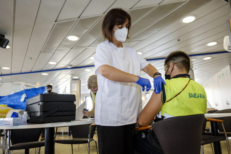 Los tripulantes de los buques que operan con Baleares están ya vacunados