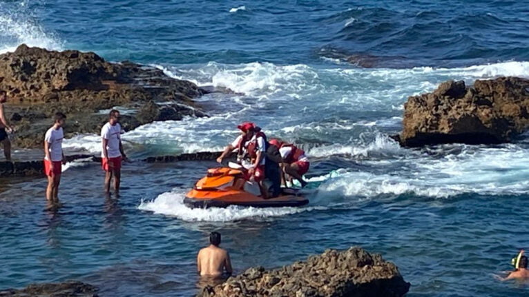 Momento del rescate con la moto de agua de la Cruz Roja