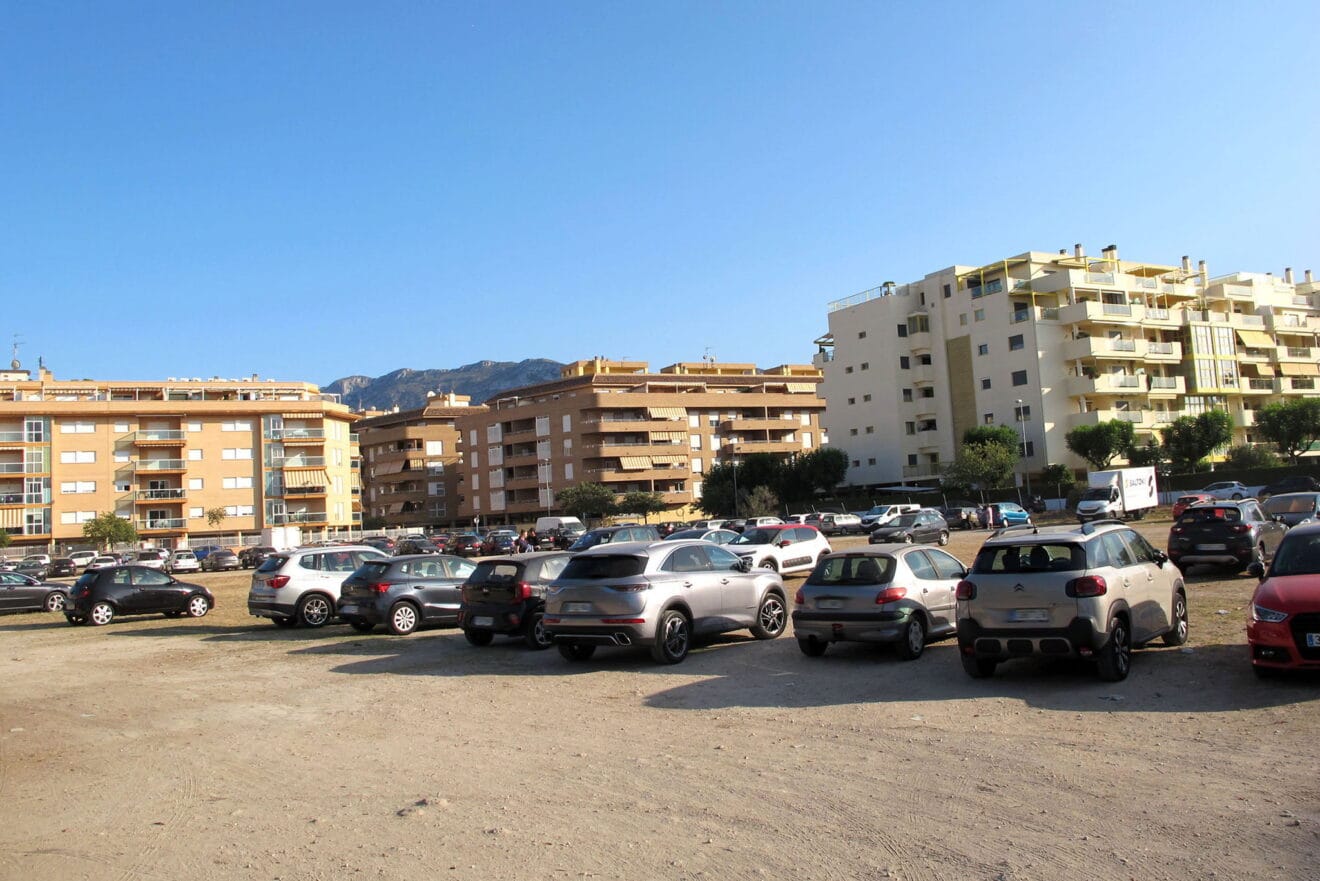 Parking público a pocos metros de la playa Punta del Raset