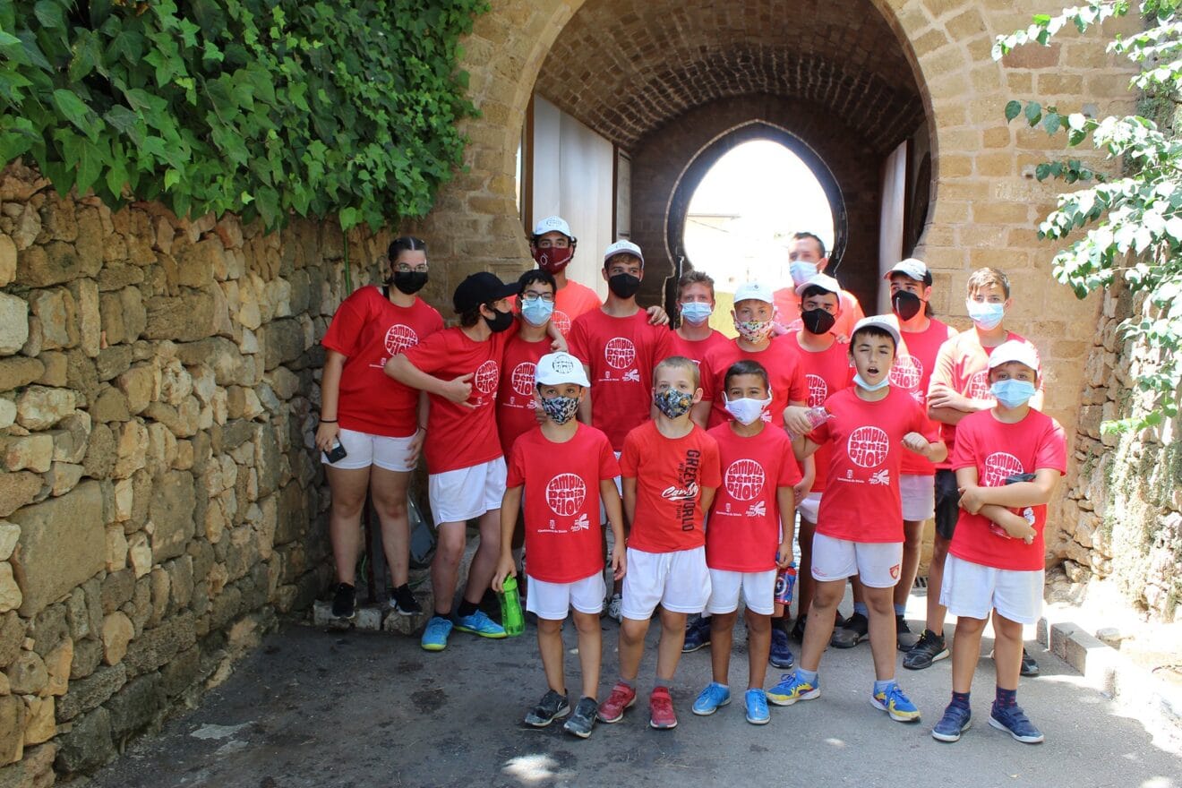 Participantes del campus de pilota en el castillo de Dénia
