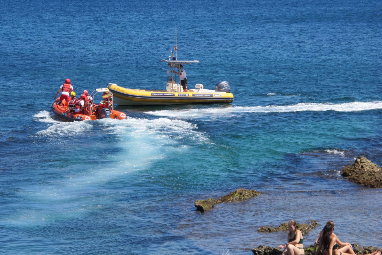 Policía Local y Cruz Roja durante el rescate