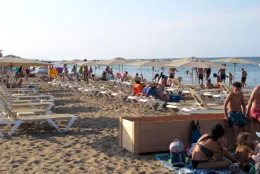 Servicio de alquiler de hamacas y sombrillas