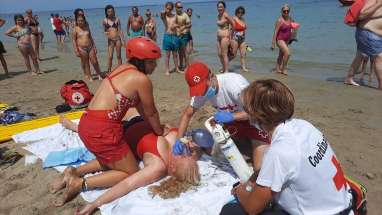 Simulacro realizado en la playa por el servicio de socorrismo de Cruz Roja