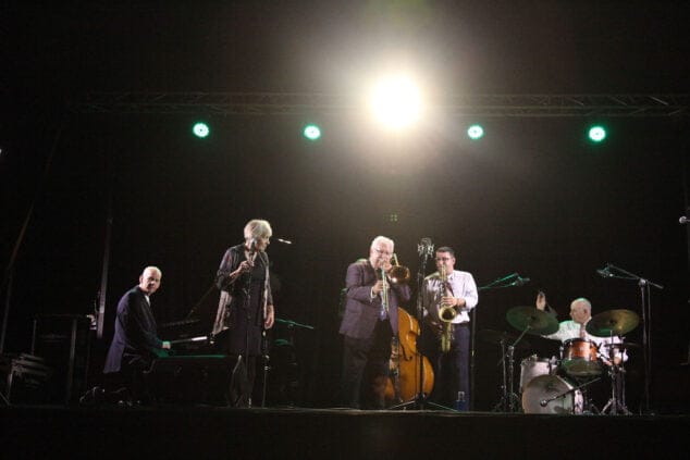 La maravillosa voz de Rebecca Kilgore triunfó junto a The Internacional Classic Jazz All Stars en el Festival de Jazz 15 the international classic jazz all stars 13