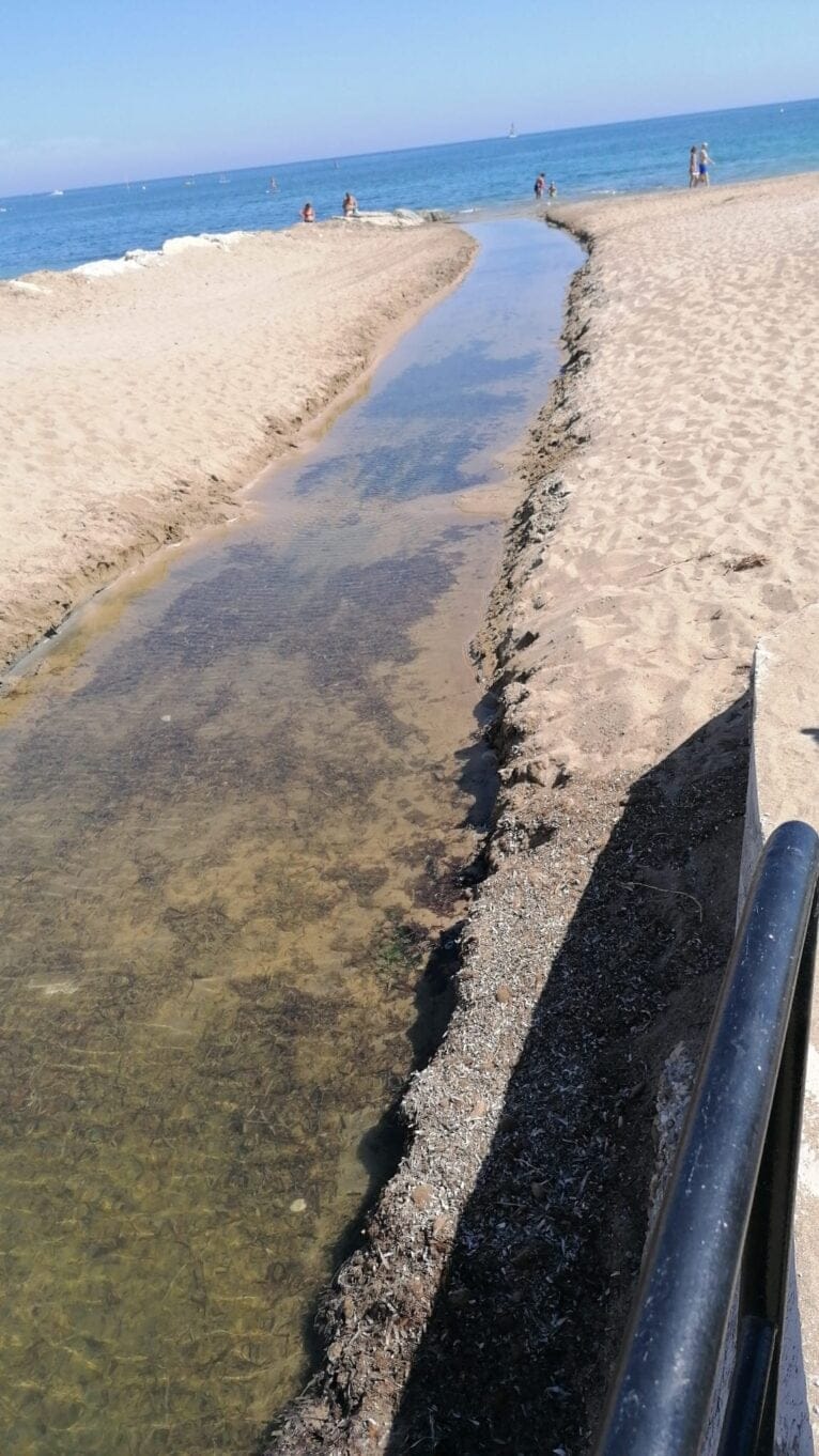 Tramo de la Playa de les Bassetes afectado por el incidente