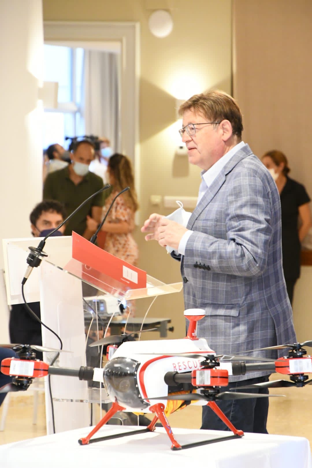 Ximo Puig presenta presenta el nuevo proyecto piloto de uso de drones para evitar ahogamientos