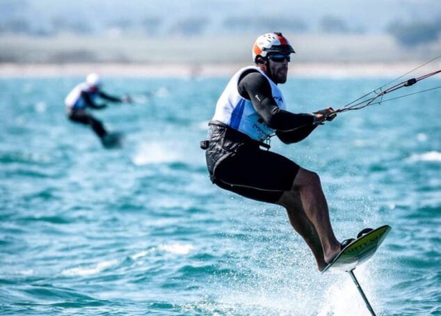 alex climent durante el campeonato de europa de formula kite en montpellier