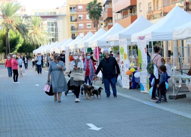 Vuelve este fin de semana la Feria de Asociaciones a Dénia 1 Imagen: Ambiente en la pasada edición de la Feria de Asociaciones