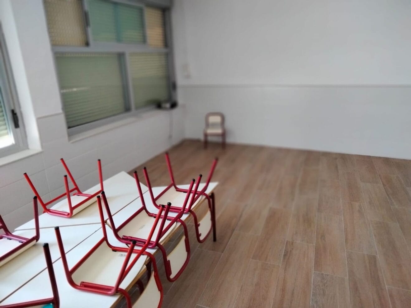 Aula de un colegio de Dénia preparada para el nuevo curso escolar