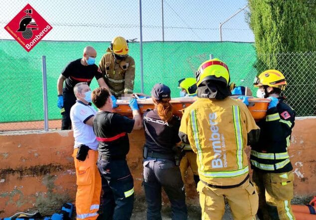 Imagen: Bomberos y policía trasladan al herido del Club de Tenis de Dénia