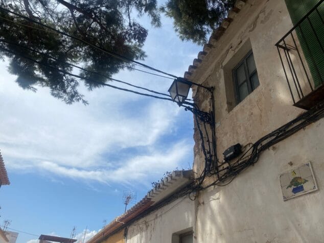 Imagen: Cableado antiguo en las fachadas de Dénia