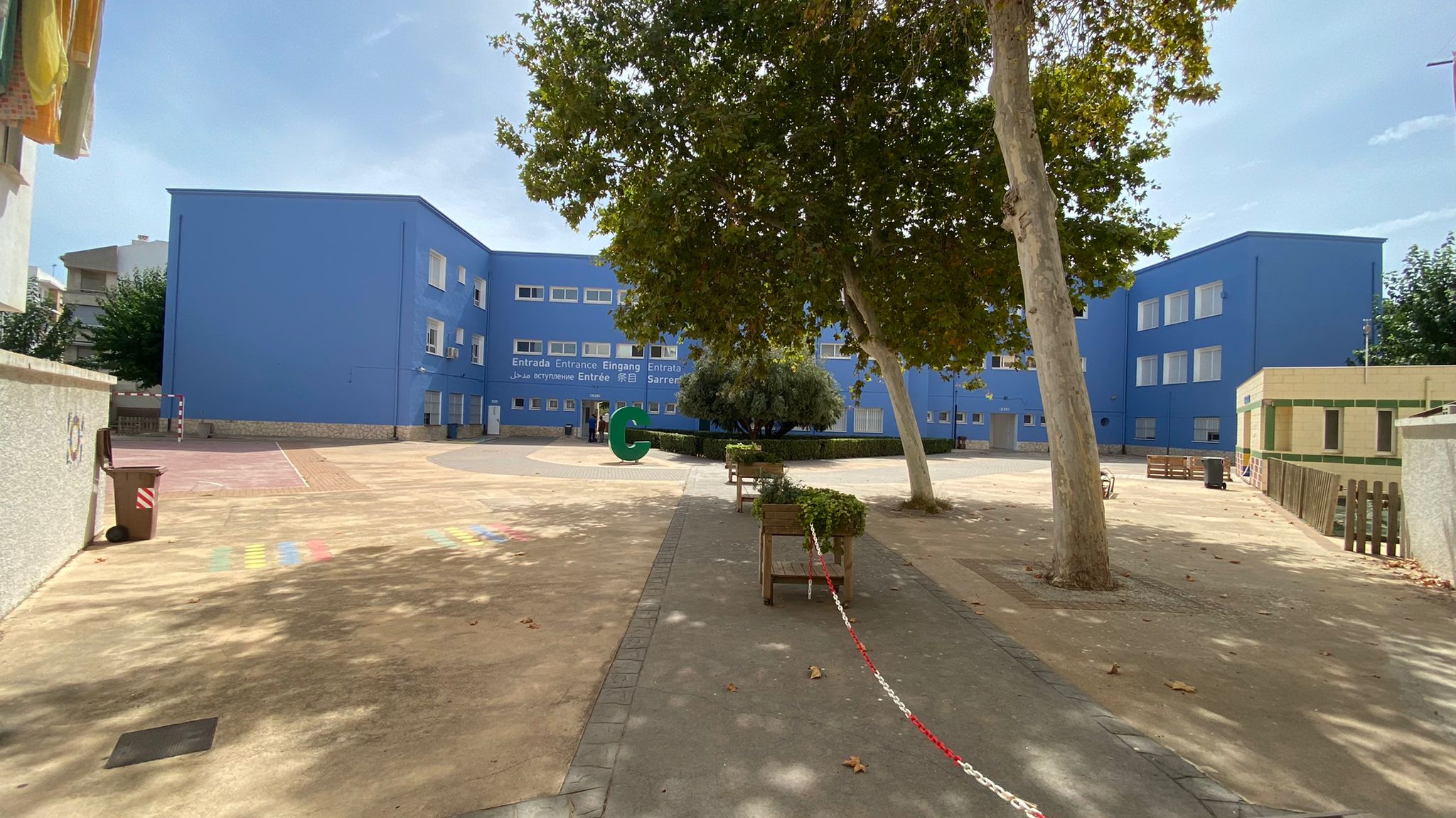 Colegio Cervantes luciendo su nueva pintura azul