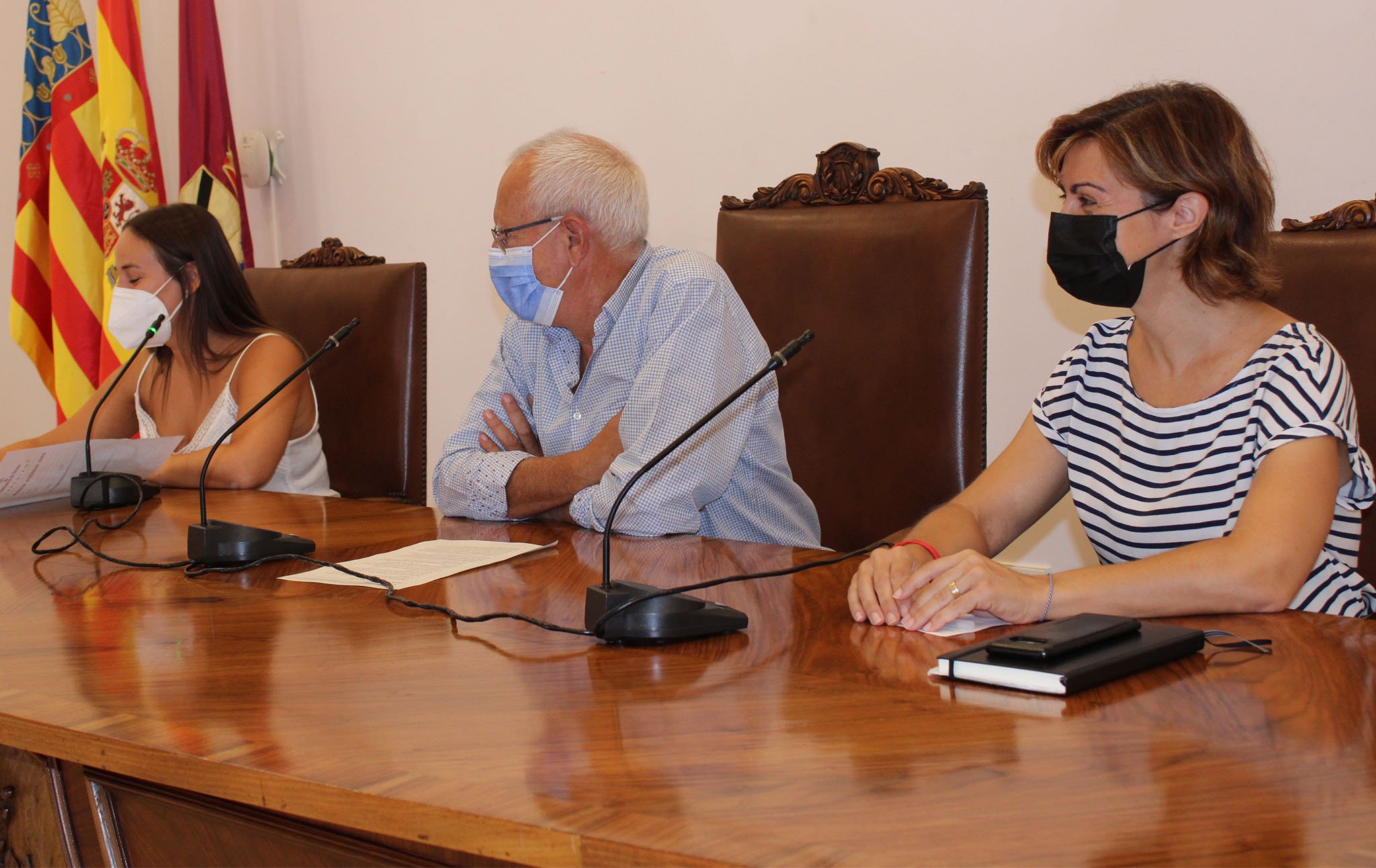 De izquierda a derecha, Melani Ivars, concejala de Educación, Vicent Grimalt, alcalde de Dénia, y Maria Josep Ripoll, concejala de Urbanismo