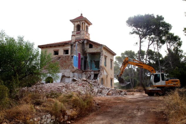 demolicion de la finca sencc83orial de les rotes 04