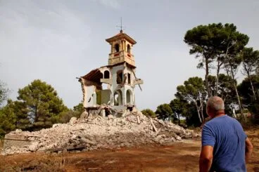 Un hombre observa el esqueleto de la finca