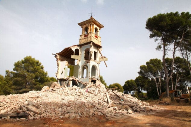 demolicion de la finca sencc83orial de les rotes 17