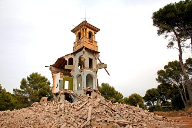 demolicion de la finca sencc83orial de les rotes 19