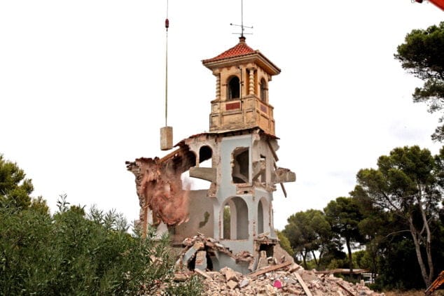 demolicion de la finca sencc83orial de les rotes 25