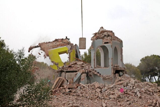 demolicion de la finca sencc83orial de les rotes 33