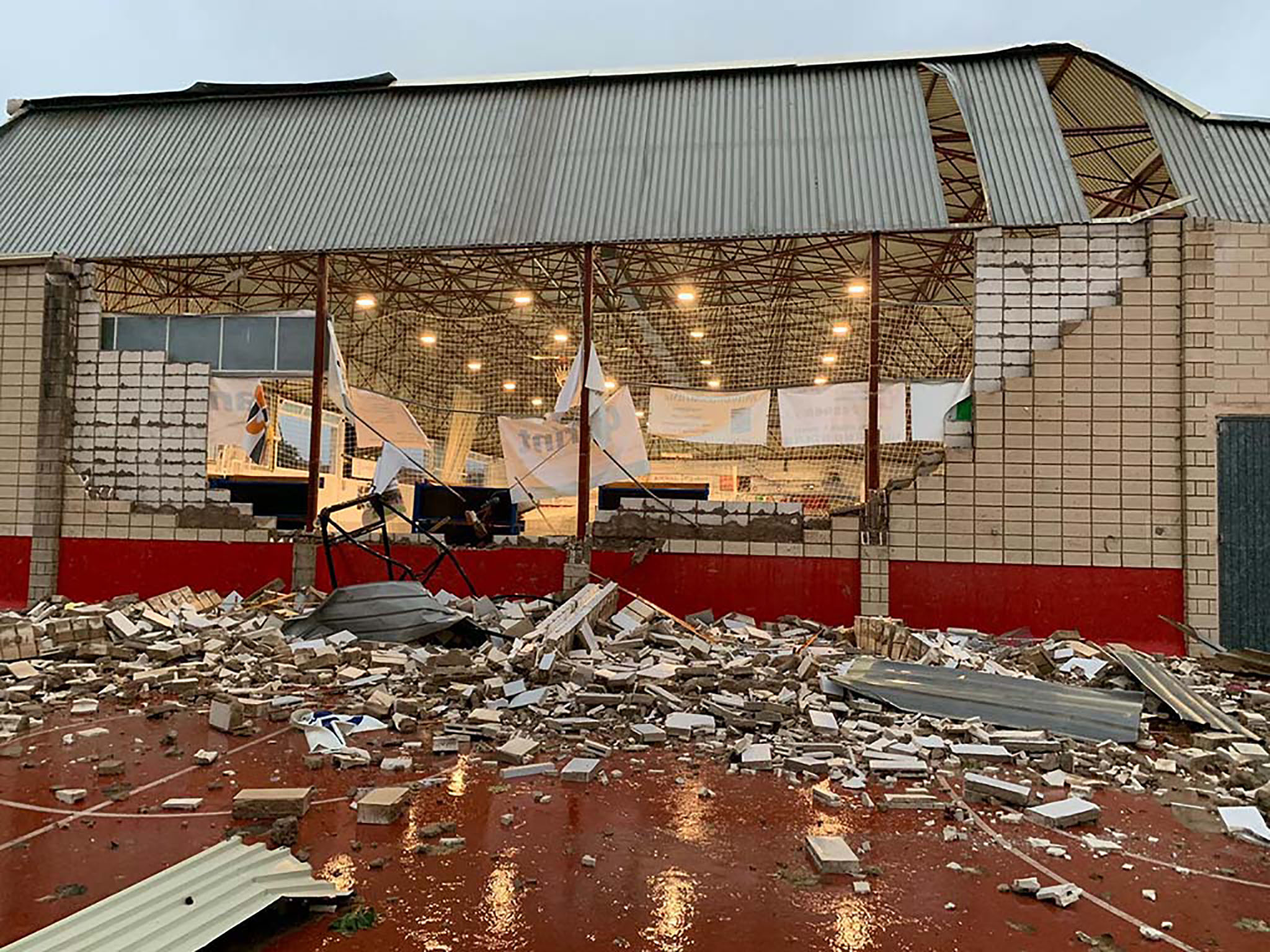 Destrozos sufridos en el polideportivo de Dénia en septiembre 2019