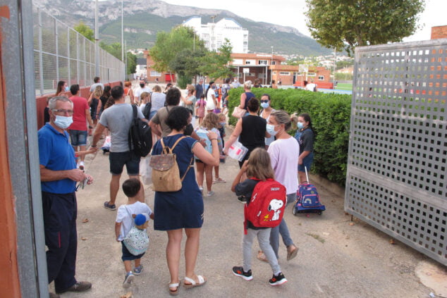 Image : Entrée de l'école Pou de la Muntanya le premier jour du cours