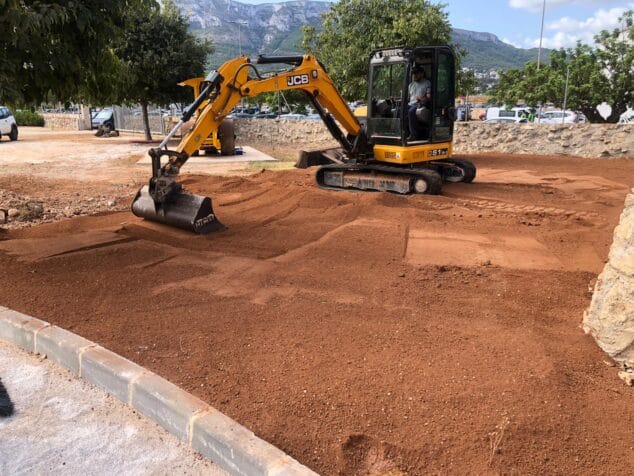 Imagen: Escavadora durante las obras del Bosc de Diana
