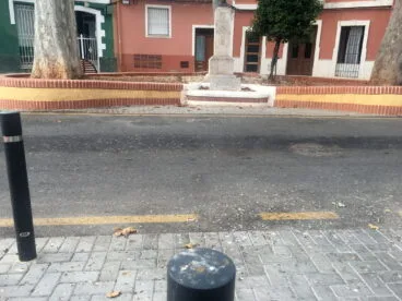 Excrementos de paloma sobre los postes de la plaza