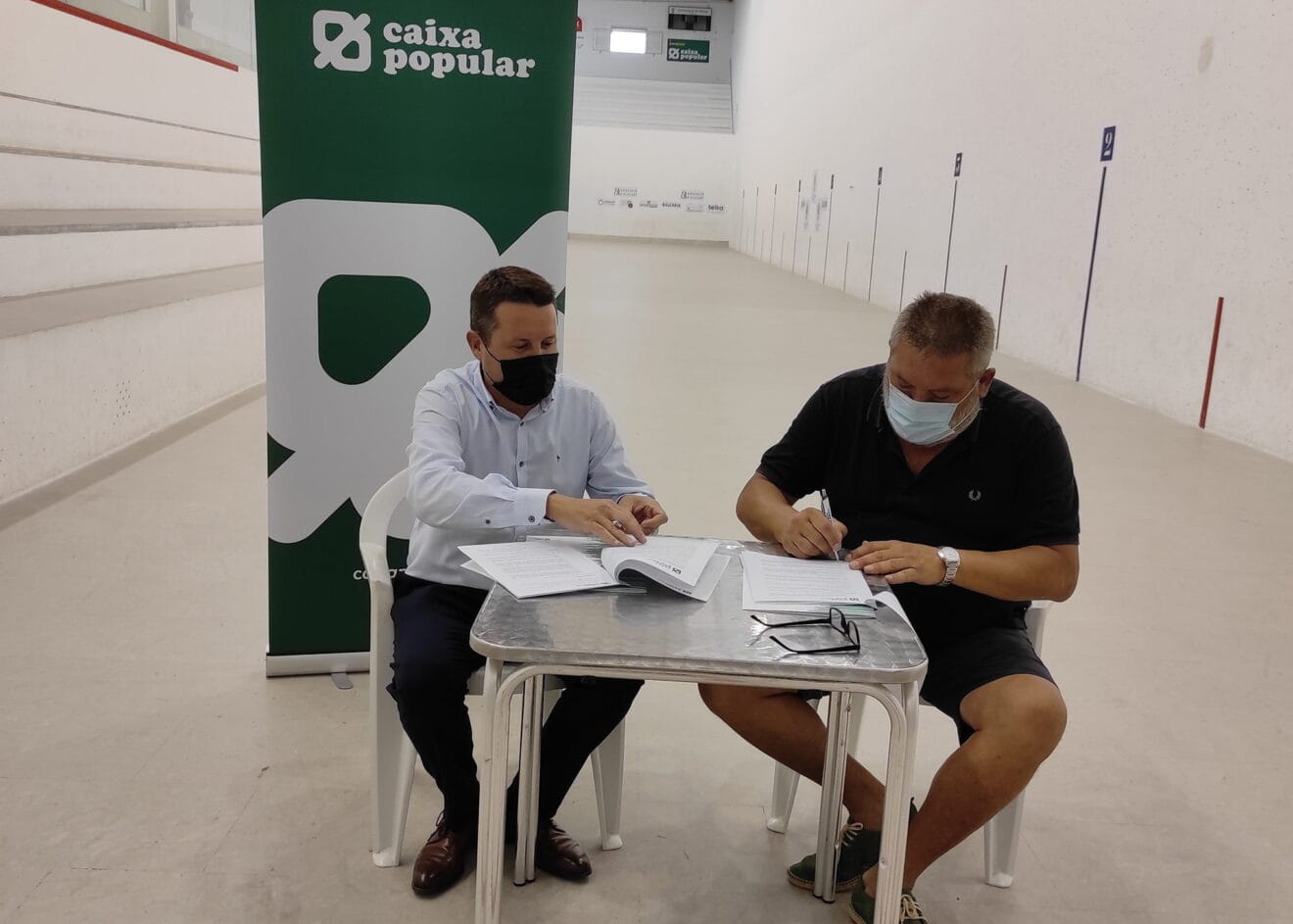 Firma del convenio con los representantes del Club de Pilota de Dénia y Caixa Popular