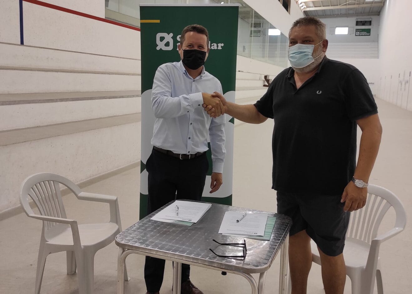 Firma del convenio de colaboración en el trinquet El Rovellet