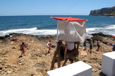foto de archivo de un socorrista en la silla de proximidad de la playa arenetes