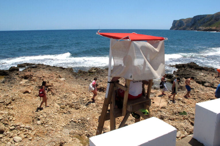 Foto de archivo de un socorrista en la silla de proximidad de la playa Arenetes