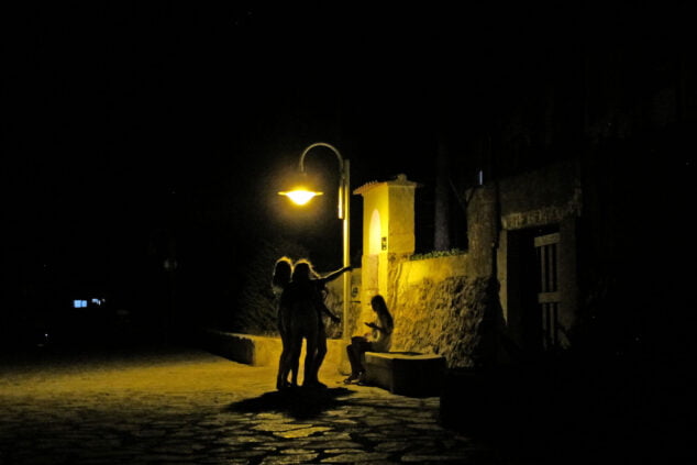 Imagen: Jóvenes en Les Rotes durante una noche de agosto
