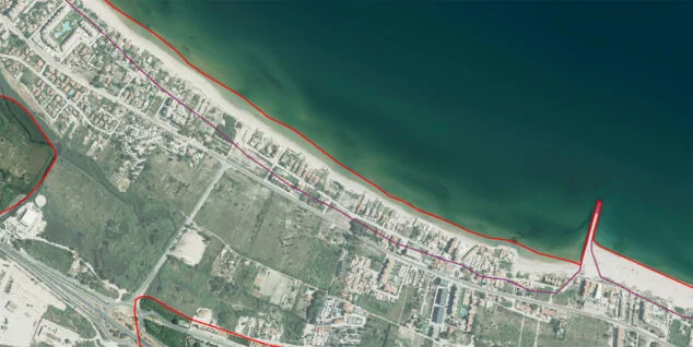 Imagen: La línea morada indica el retroceso de la costa en Les Deveses para el 2100