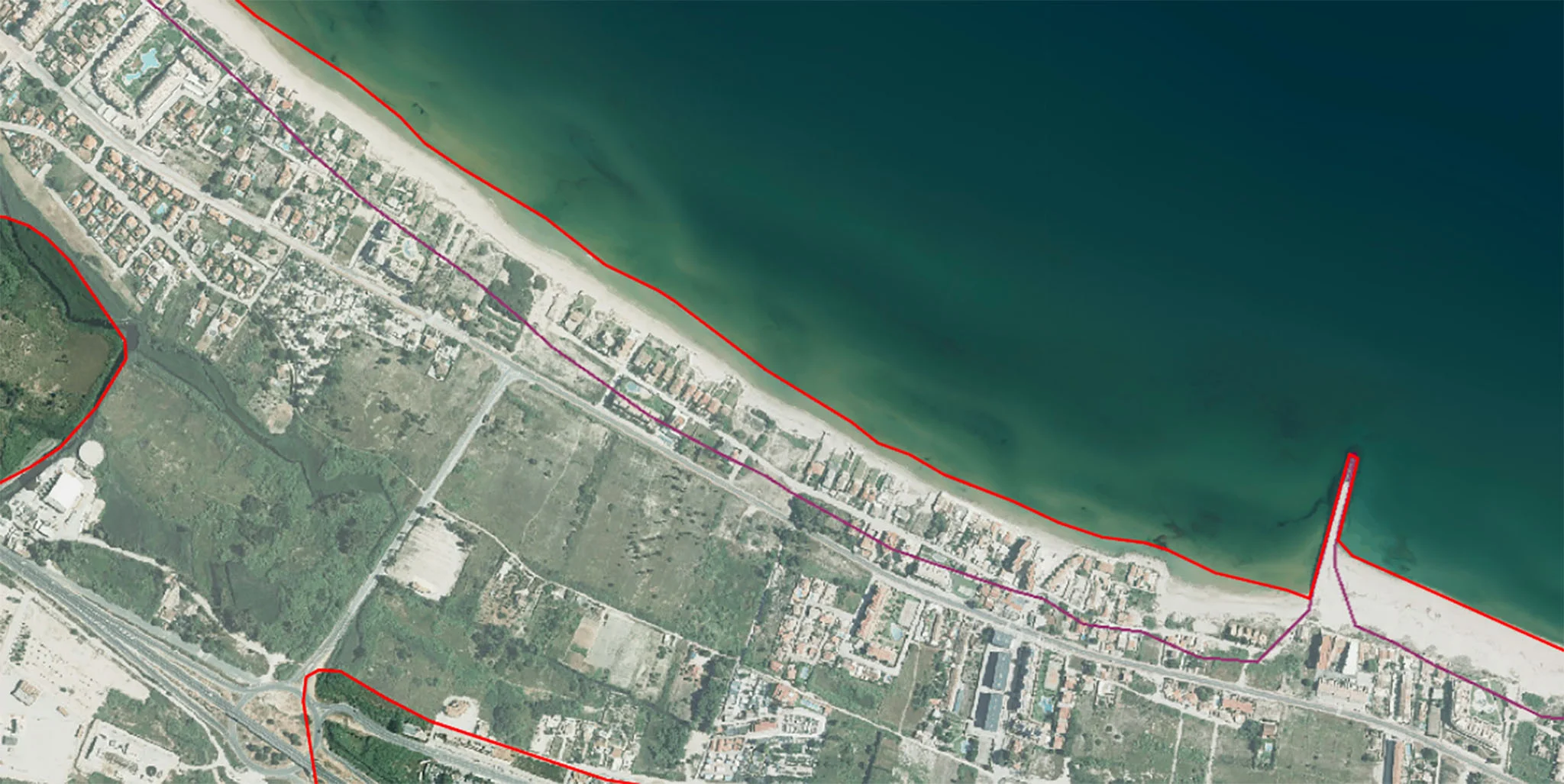 La línea morada indica el retroceso de la costa en Les Deveses para el 2100