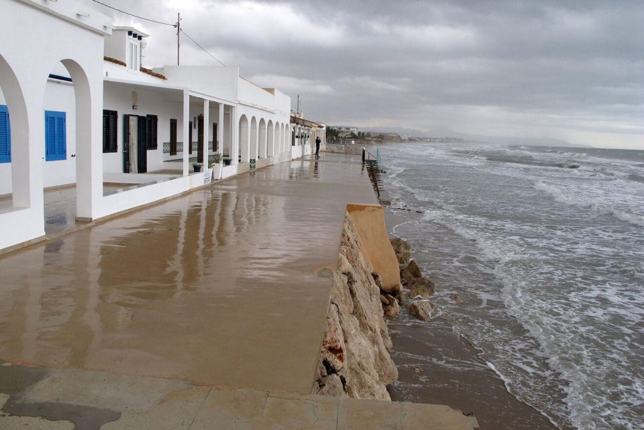 Las olas golpean el muro de Les Deveses