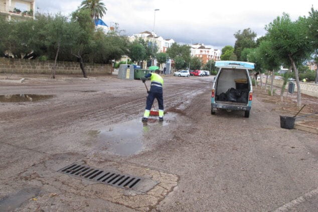 limpieza en la marineta tras el temporal
