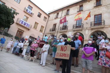 manifestacion frente al ayuntamiento de denia por el precio de la luz