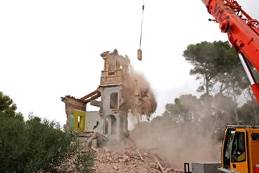 Momento de la demolición de la torre