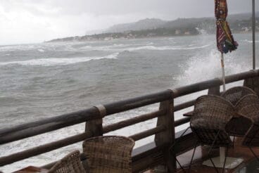 oleaje en la marineta cassiana durante la primera jornada de temporal