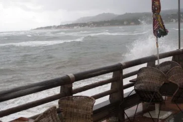 oleaje en la marineta cassiana durante la primera jornada de temporal