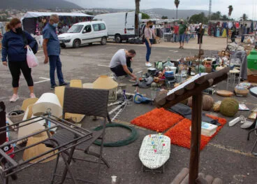 Para del mercado de antigüedades en la explanada de Torrecremada de Dénia