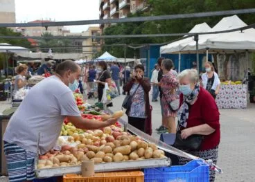 Parada en el mercado de fruta y verdura de Dénia