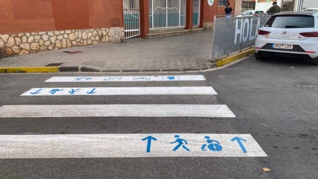 Imagen: Pictogramas en el paso de cebra del colegio Cervantes