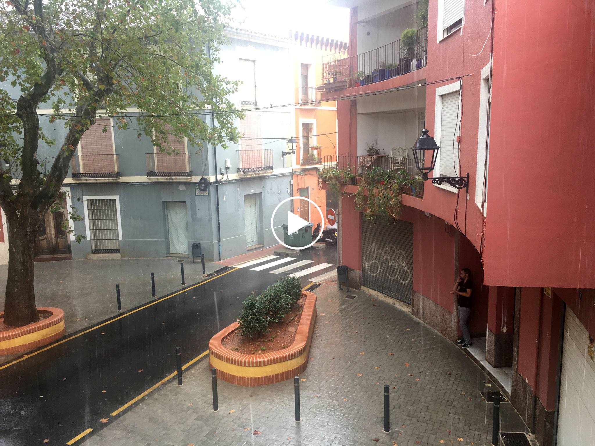 Play lluvia en la plaza Tenor Cortis