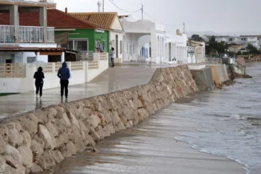 Primera línea de Les Deveses tras el temporal