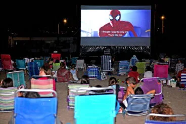 Proyección de película subtitulada en inglés en el Raset