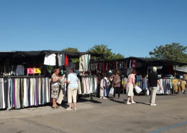 Puestos del mercadillo en Dénia